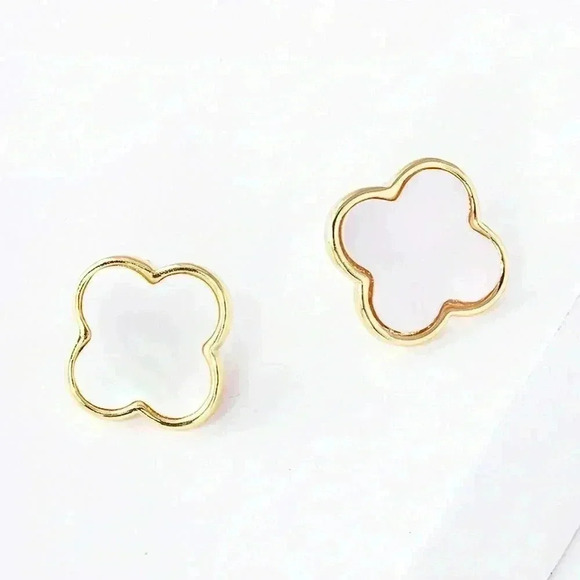 GOLD AND MOTHER OF PEARL QUATREFOIL/CLOVER STUD EARRINGS - Picture 1 of 2